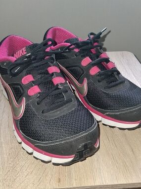 Nike Women’s Black & Pink Running Sneakers Size 10